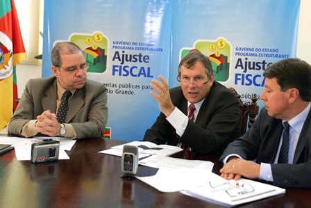 Secretário da Fazenda, Ricardo Englert(C), anunciou o calendário de pagamento do funcionalismo juntamente com o secretário-adjunto Leonardo Dias e do Diretor do Tesouro Estadual José Alfredo Parode(Foto: Itamar Aguiar/Palácio Piratini)